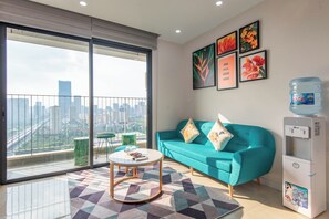 60-inch LCD TV with digital channels, Netflix, streaming services - Vinhome D'Capital-Nam Khánh (cau giay)