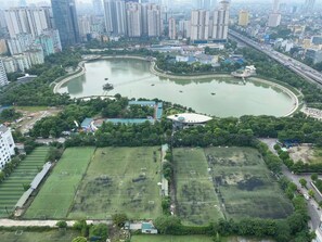 Une vue aérienne d’une ville avec un grand lac central, entouré d’immeubles résidentiels et d’espaces verts.