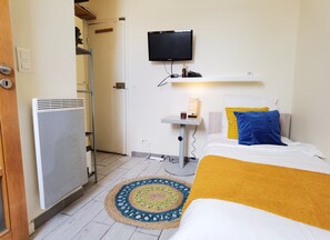 1 bedroom, bed sheets - Bright Solo Studio by Hôtel de Ville / Near Métro/ Elevator (Paris)