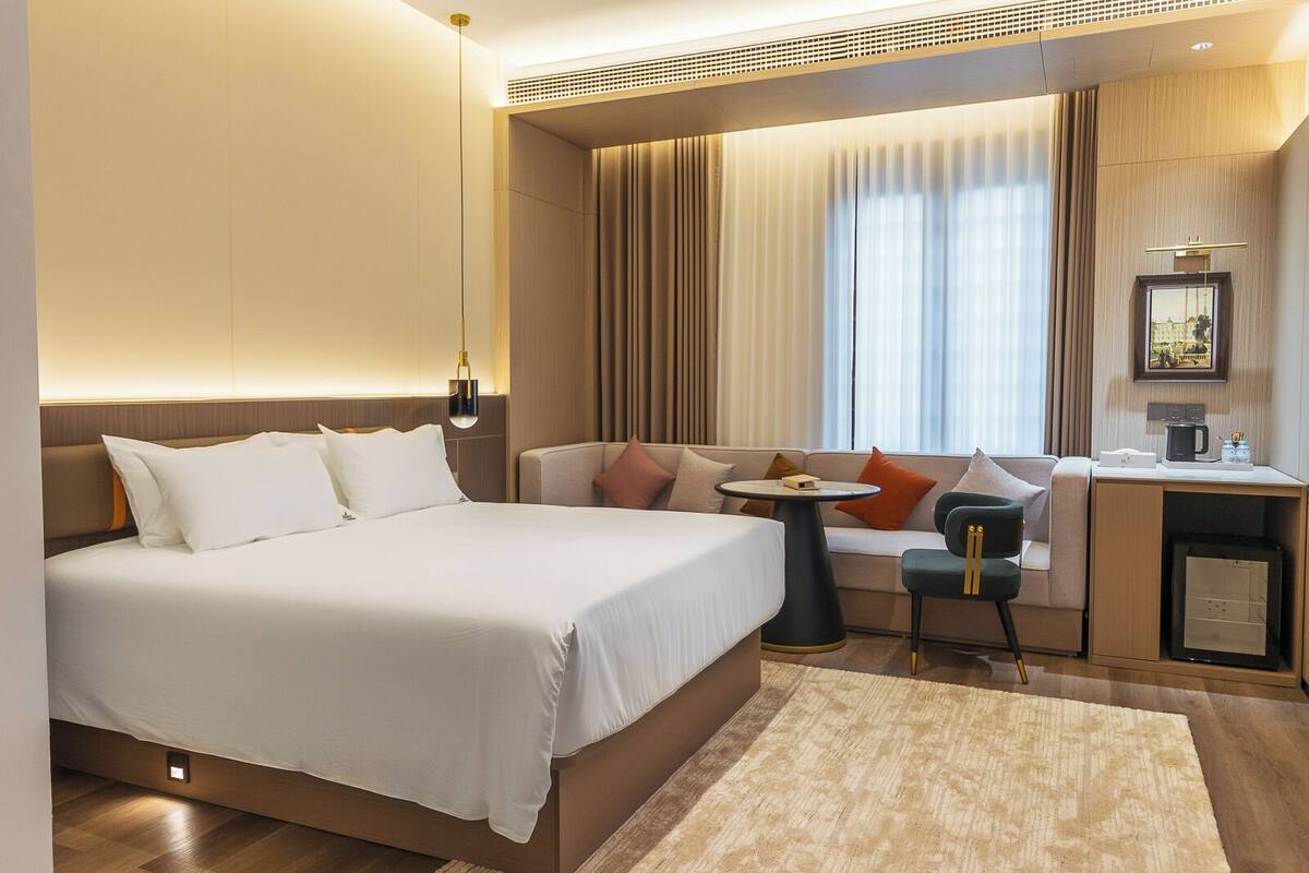 Business Retreat King | Blackout drapes, soundproofing, iron/ironing board, free WiFi