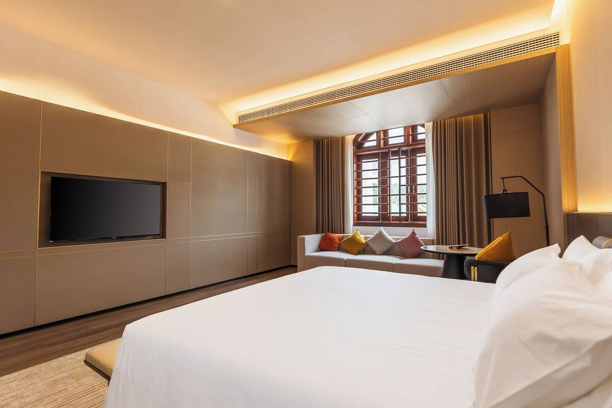 Executive Suite | Blackout drapes, soundproofing, iron/ironing board, free WiFi