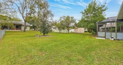 Charming 2-bedroom house with WiFi, AC and pool in welcoming Spring Hill