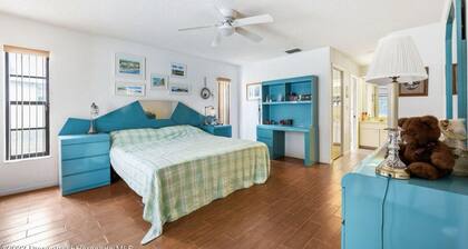 Charming 2-bedroom house with WiFi, AC and pool in welcoming Spring Hill