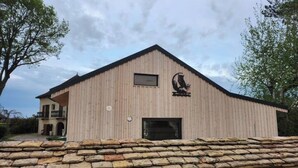 Un edificio de madera con techo inclinado y base de piedra.