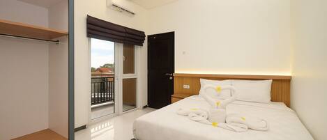 Deluxe Room, Balcony, City View | Desk, free WiFi