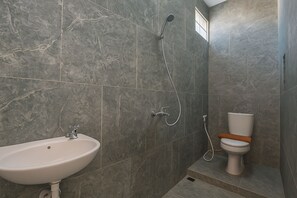 Shower, towels, soap, shampoo - Lume Stay by Sinergi (Semarang)