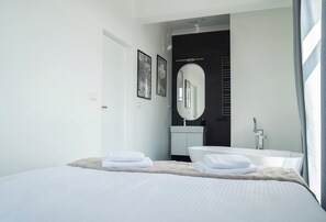 Superior Apartment with Open Bath | Iron/ironing board, free WiFi - Długa 17 Residence (Kraków)