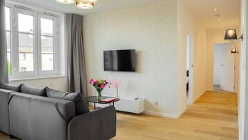 Deluxe-Apartment, Stadtblick | Bügeleisen/Bügelbrett, kostenloses WLAN