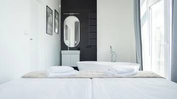 Superior Apartment with Open Bath | Bügeleisen/Bügelbrett, kostenloses WLAN