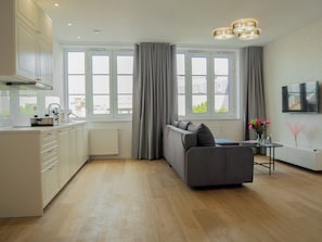 Apartamento luxo, vista para a cidade | Área de estar