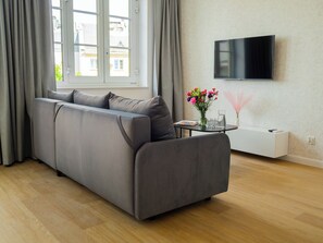 Deluxe Apartment, City View | Living area