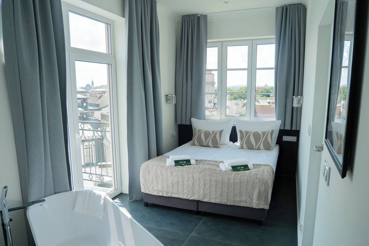 Superior Apartment with Open Bath | 다리미/다리미판, 무료 WiFi