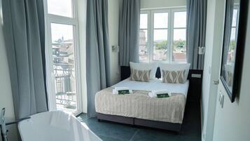 Superior Apartment with Open Bath | Bügeleisen/Bügelbrett, kostenloses WLAN