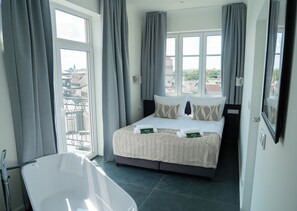 Superior Apartment with Open Bath