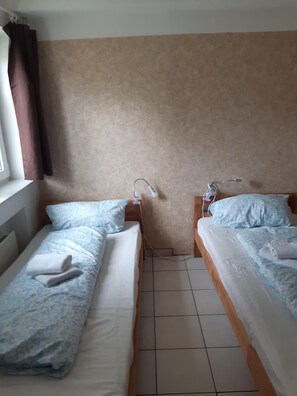 Twin Room | Individually furnished, iron/ironing board, free WiFi - 2-Rent Group Hostel Apartments EVE74 (Munich)