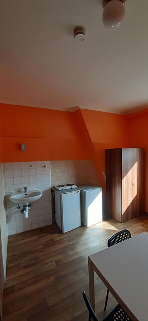 Triple Room | Private kitchen | Fridge, microwave, stovetop, coffee/tea maker