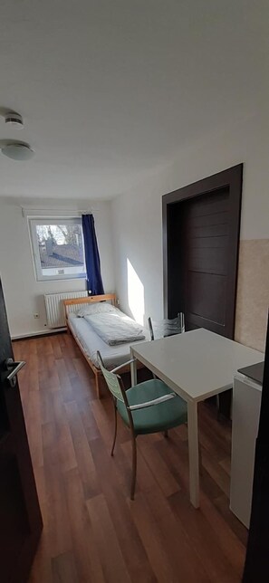 Habitación con 2 camas individuales | Mobiliario individual, tabla de planchar con plancha, wifi gratis