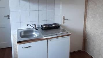 Zweibettzimmer | Eigene Küche | Kühlschrank, Mikrowelle, Herdplatte, Wasserkocher mit Kaffee-/Teezubehör