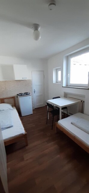 Habitación con 2 camas individuales | Mobiliario individual, tabla de planchar con plancha, wifi gratis