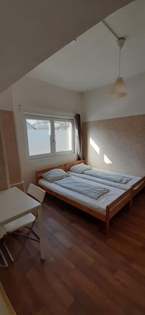 Twin Room | Individually furnished, iron/ironing board, free WiFi - 2-Rent Group Hostel Apartments EVE74 (Munich)