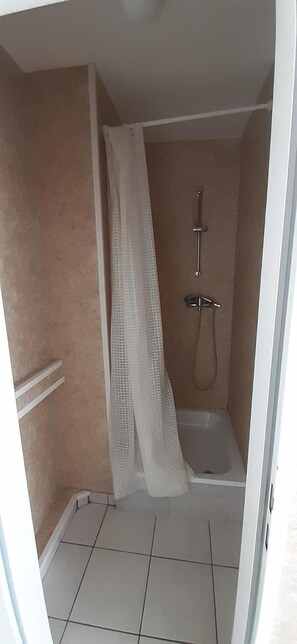 Twin Room | Bathroom | Soap, shampoo, toilet paper - 2-Rent Group Hostel Apartments EVE74 (Munich)