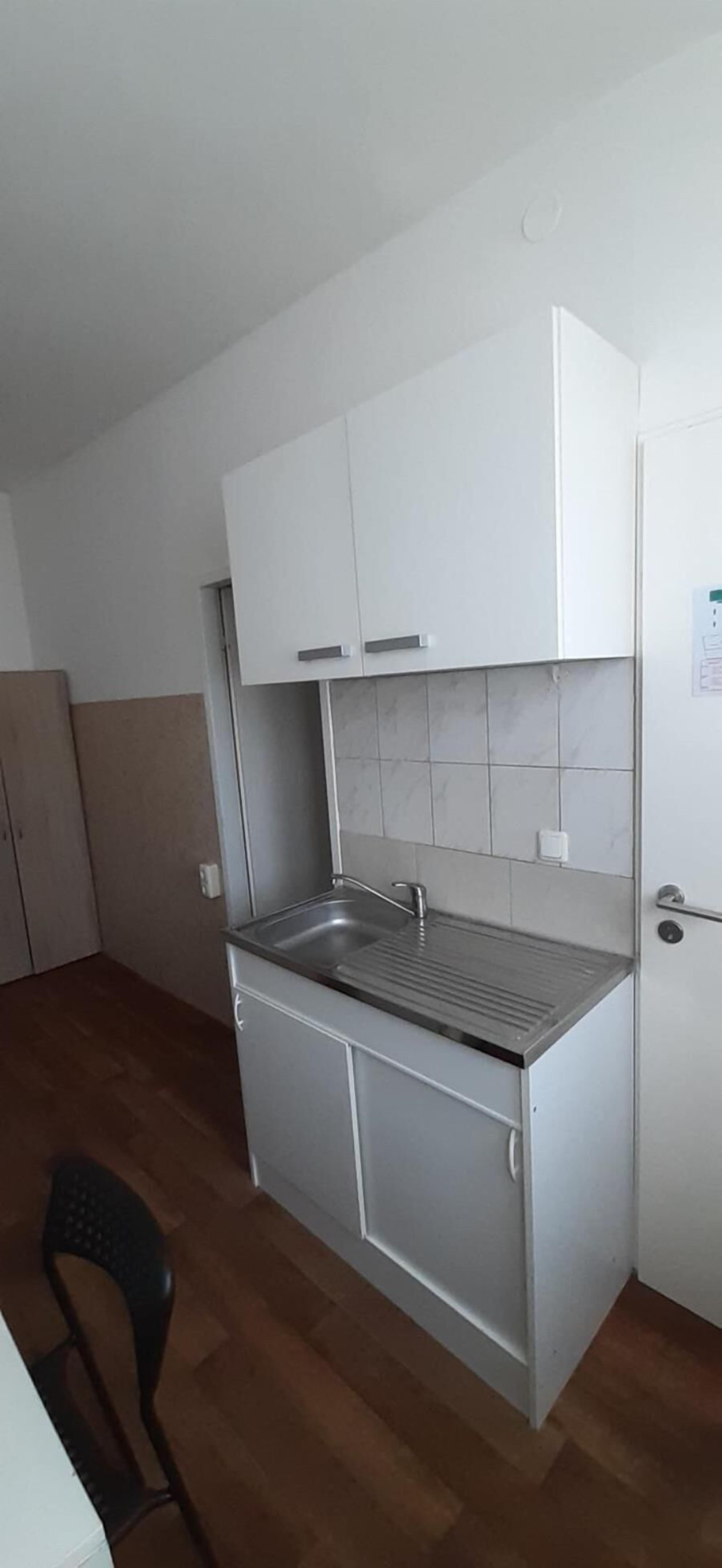 Twin Room | Private kitchen | Fridge, microwave, stovetop, coffee/tea maker