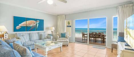 Una Smart TV, un reproductor de DVD, libros, una oficina