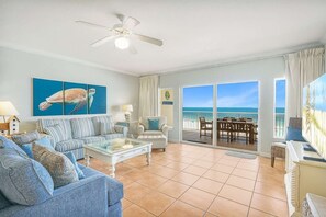 TV connectée, lecteur de DVD, livres, espaces bureaux