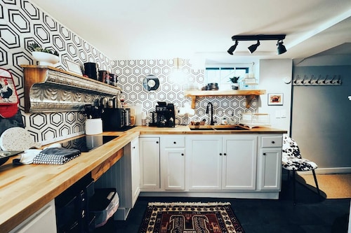 Cute & Cozy Lower Level Apartment in Sheridan