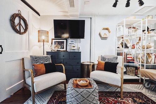 Cute & Cozy Lower Level Apartment in Sheridan