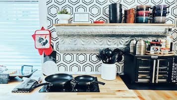 Refrigerador, microondas, cafetera y tetera y tostadora