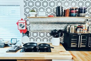 Fridge, microwave, coffee/tea maker, toaster - Cute & Cozy Lower Level Apartment in Sheridan (Sheridan)