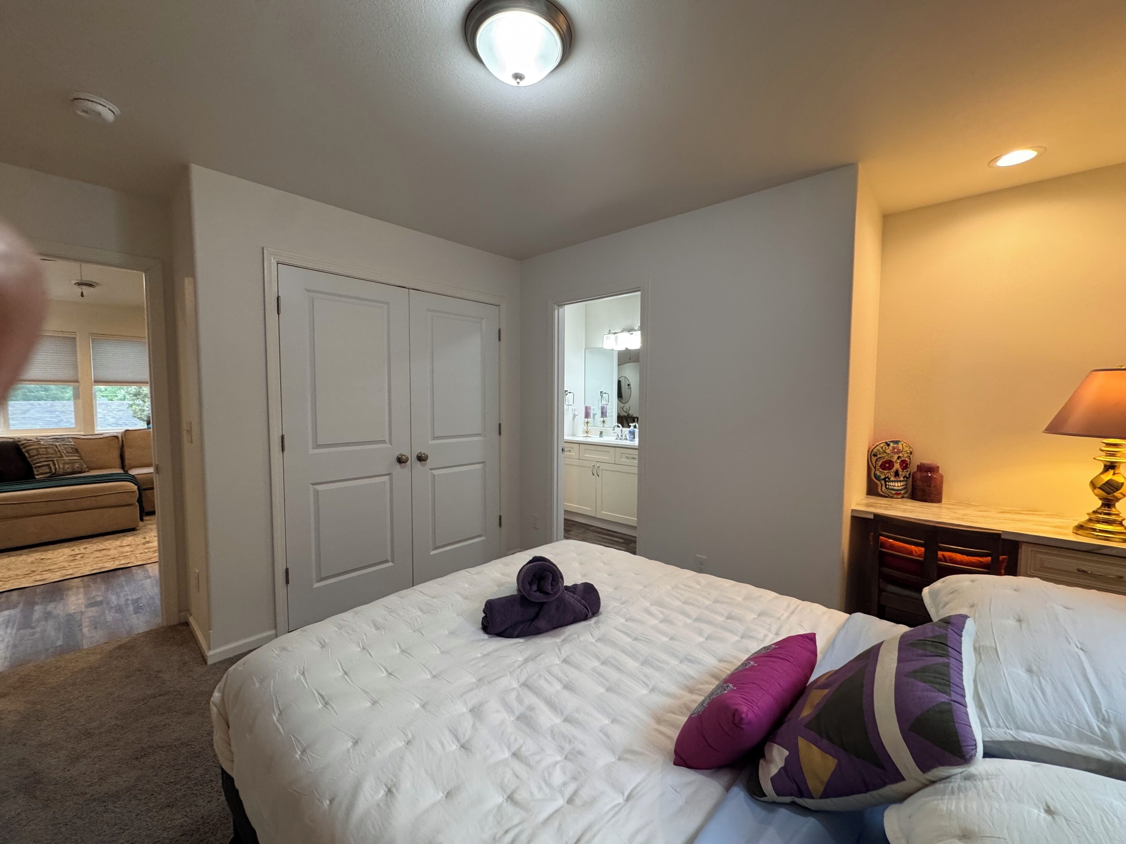3 bedrooms, desk, WiFi (free), bed sheets