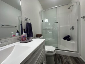 Secador de pelo y toallas