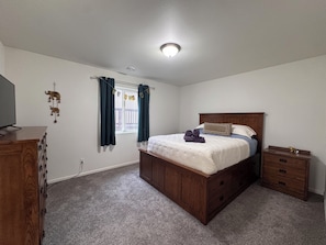 3 bedrooms, desk, free WiFi, bed sheets - Escape to a modern 3 BD, 2 BD home for 6! This bright, pet-friendly retreat features a jacuzzi bathub, 2 dedicated workspaces, & a fully equipped kitchen. Enjoy the private deck, firepit, and BBQ and close proximity to walking paths. (Sheridan)