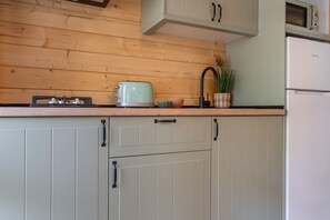 Réfrigérateur, micro-ondes, cafetière/bouilloire, grille-pain