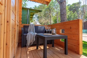 Outdoor dining - Wooden bungalow Oslo, 600 m from the beach (L'Escala)