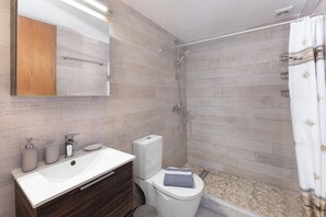 Shower, hair dryer, towels, soap - Casa Porolithos II (Malonas)