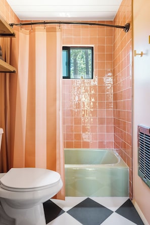 Towels, soap, toilet paper - Vista Views~Hot Tub~near Lake~Retro Cabin (Big Bear Lake)