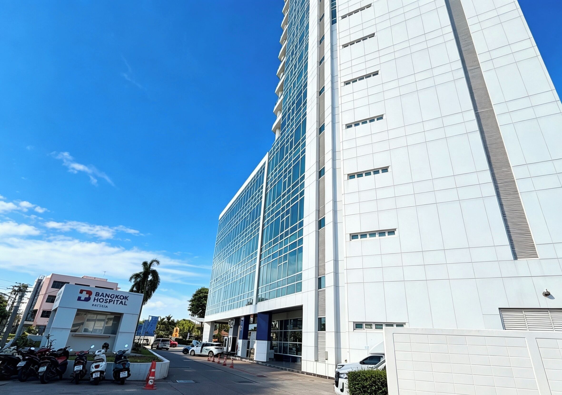 Un edificio moderno con un letrero de Bangkok Hospital.