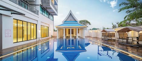 Una piscina al aire libre