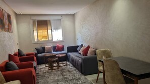 Appartement, 2 slaapkamers, roken, uitzicht op de stad | Woonkamer