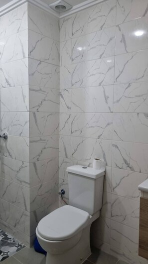 Apartment, 2 Bedrooms, Smoking, City View | Bathroom