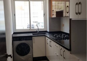 Apartment, 2 Bedrooms, Smoking, City View | Laundry