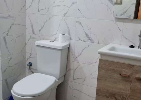 Appartement, 2 chambres, fumeurs, vue ville | Salle de bain