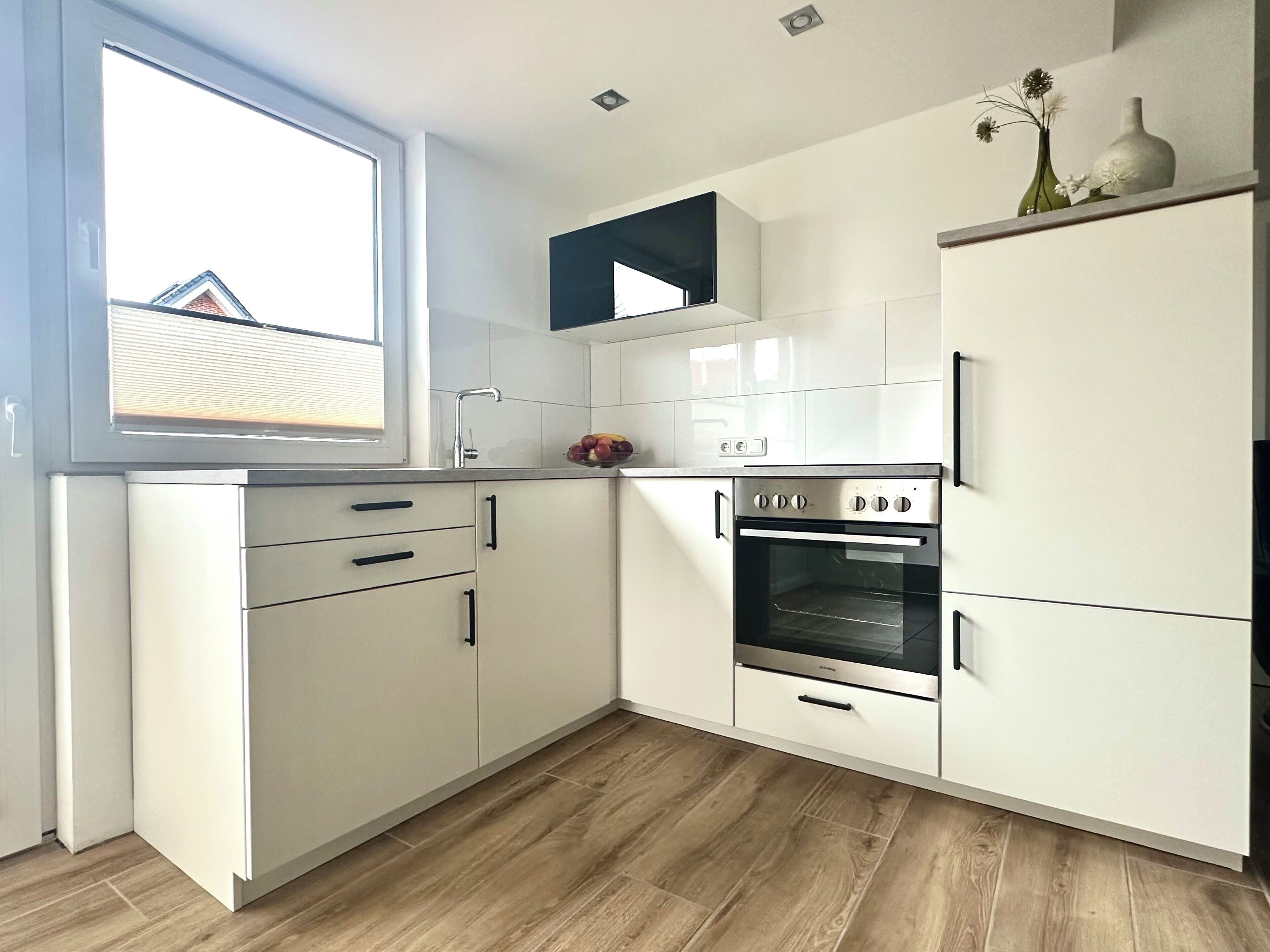 Kühlschrank, Ofen, Herdplatte, Wasserkocher mit Kaffee-/Teezubehör