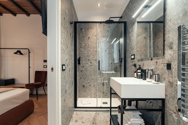 Superior Double Room | Bathroom | Shower, hair dryer, bidet, towels - The Rubens Spagna (Rome)