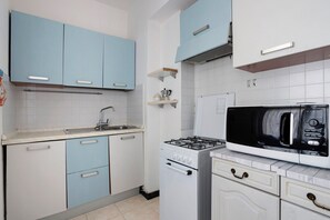 Een koelkast, een microgolfoven, een oven, een kookplaat