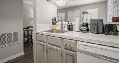 Modern Stay Near Downtown | Fast Wi-Fi+ Parking