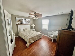 2 chambres, fer et planche à repasser, Wi-Fi, draps fournis
